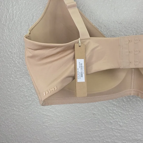 SKIMS | Intimates & Sleepwear | Nwt Skims Wireless Form Demi Bra Color ...